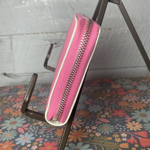 Gorgeous Prada pink saffiano with white trim and silver hardware. - Picture 3 of 6